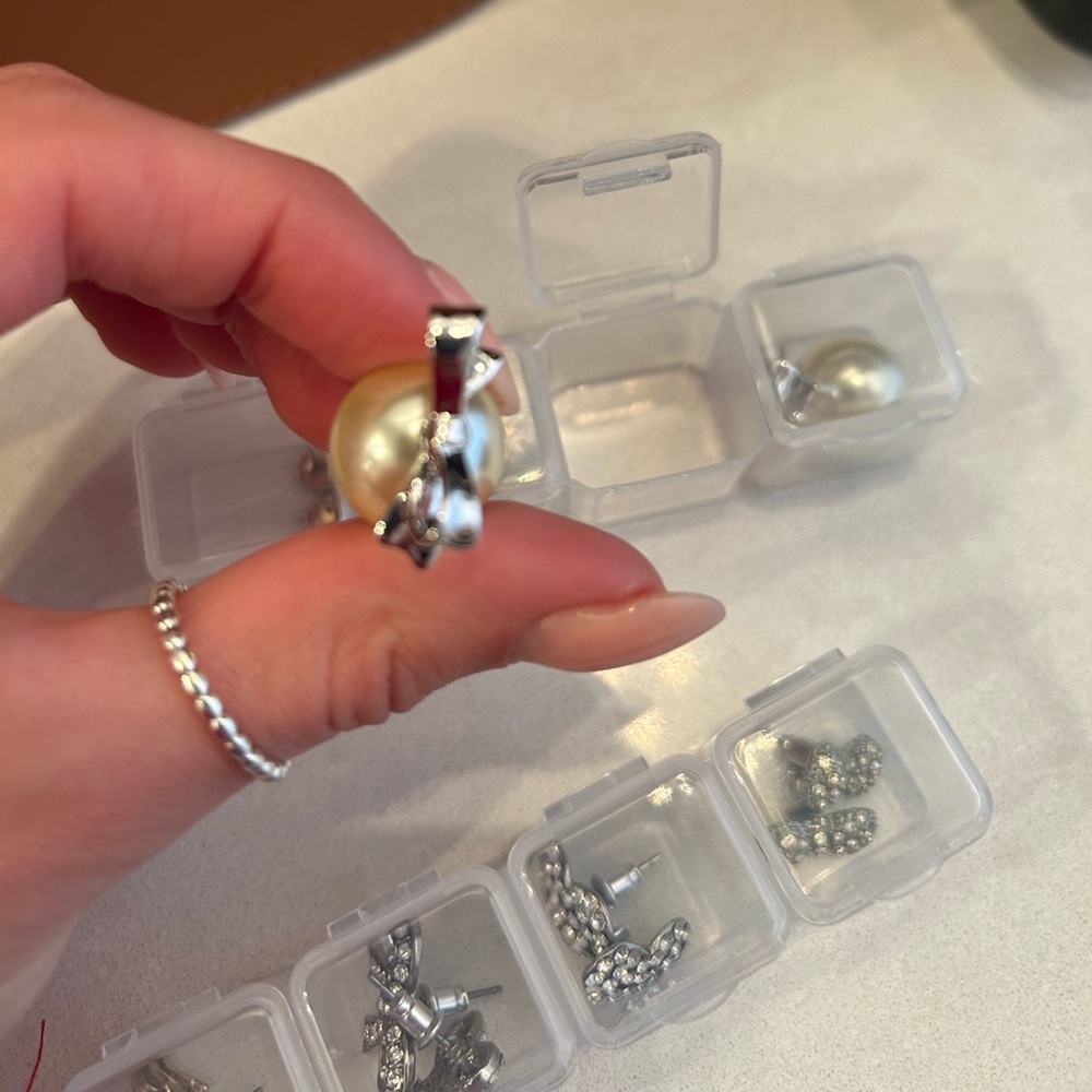 Assorted earrings - Picture 2 of 11
